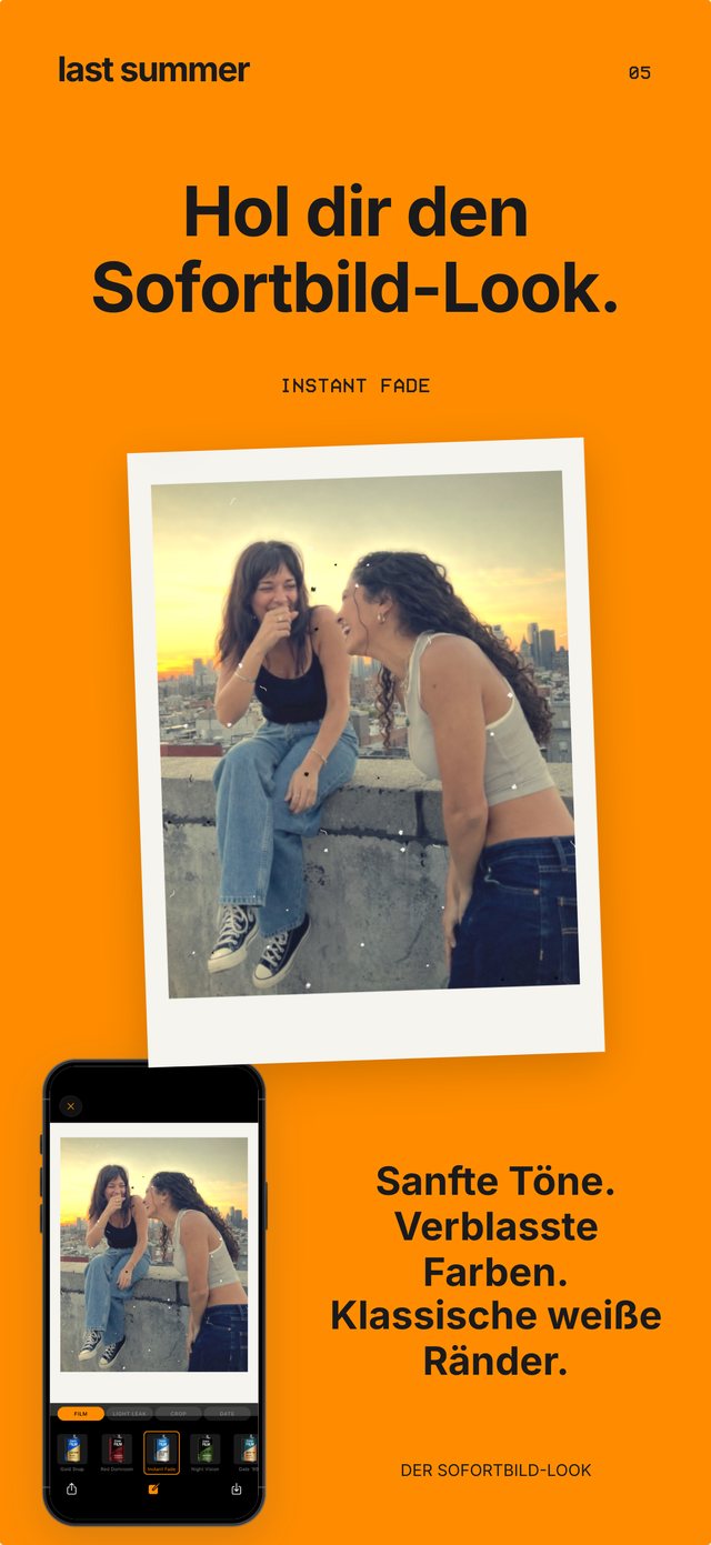 Zwei Freunde lachen bei Sonnenuntergang auf einer Dachterrasse, in einem weißen Instant-Fade-Rahmen