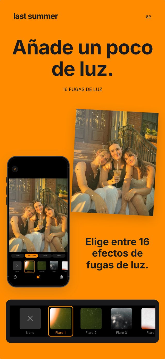 Tres amigos en una escalinata en la hora dorada con Gold Snap y una fuga de luz cálida, y el selector de fugas de luz