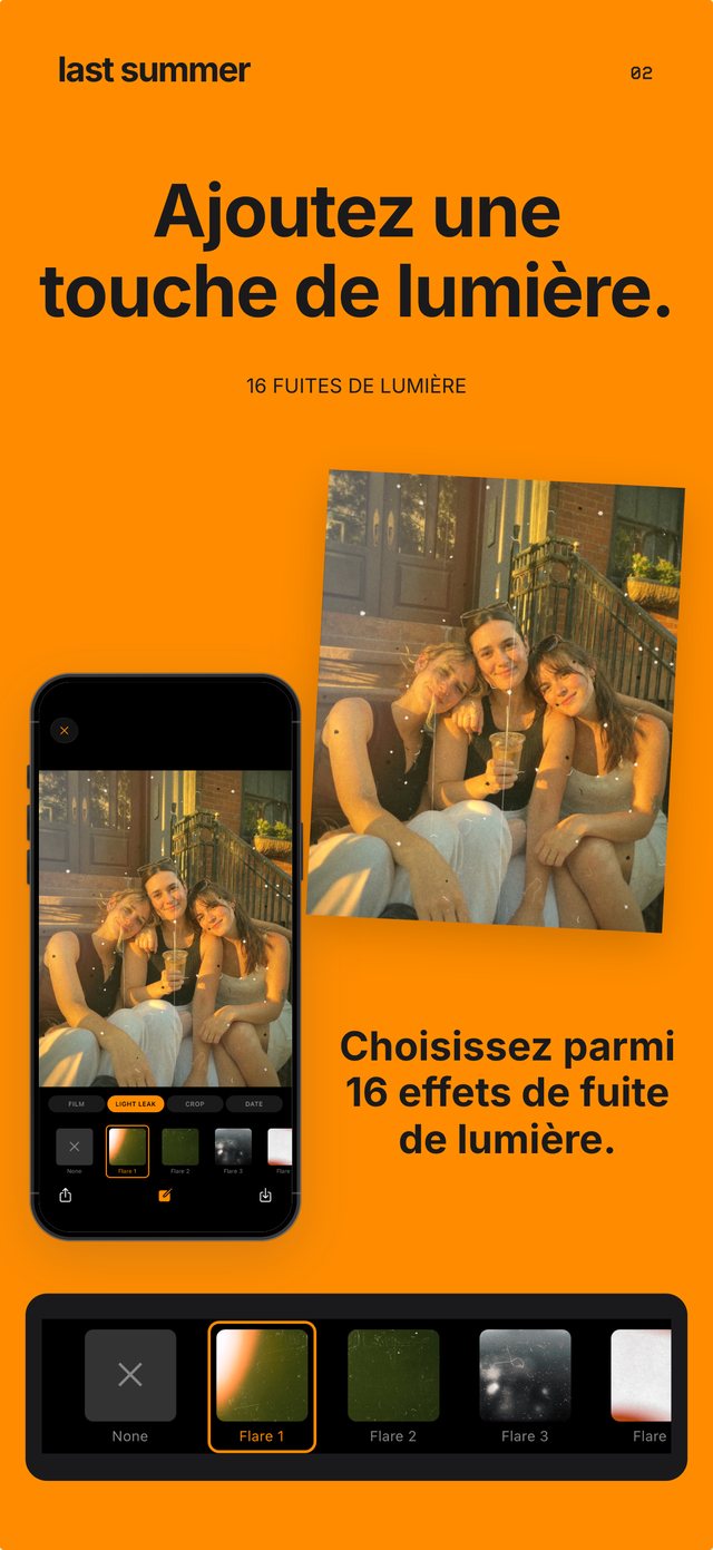 Trois amis sur un perron à l'heure dorée sur Gold Snap avec une fuite de lumière chaude, et le sélecteur de fuites de lumière