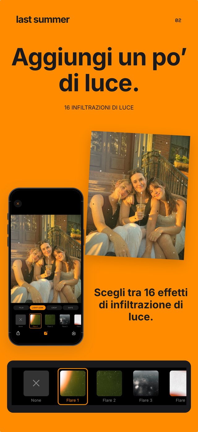 Tre amici sugli scalini all'ora d'oro con Gold Snap e un'infiltrazione di luce calda, e il selettore delle infiltrazioni