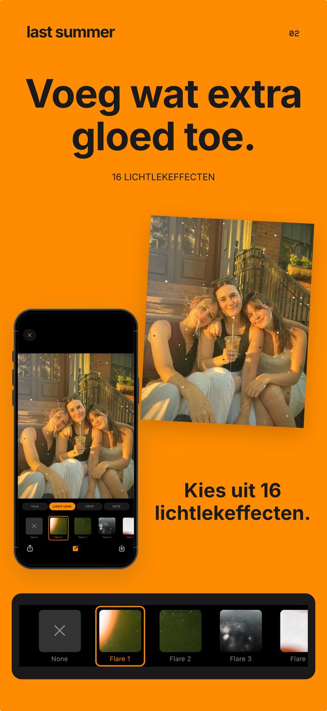 Drie vrienden op een stoep tijdens het gouden uur met Gold Snap en een warm lichtlek, en de lichtlekkiezer