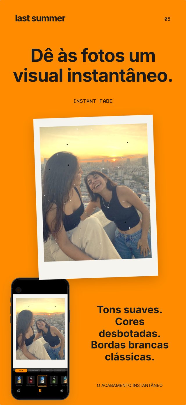 Dois amigos rindo em um terraço ao pôr do sol dentro de uma moldura branca Instant Fade