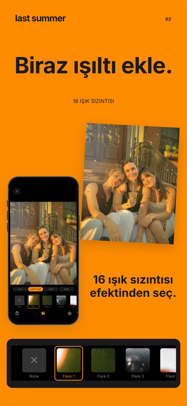 Altın saatte kapı önünde üç arkadaş, sıcak ışık sızmalı Gold Snap'te, yanında ışık sızması seçici